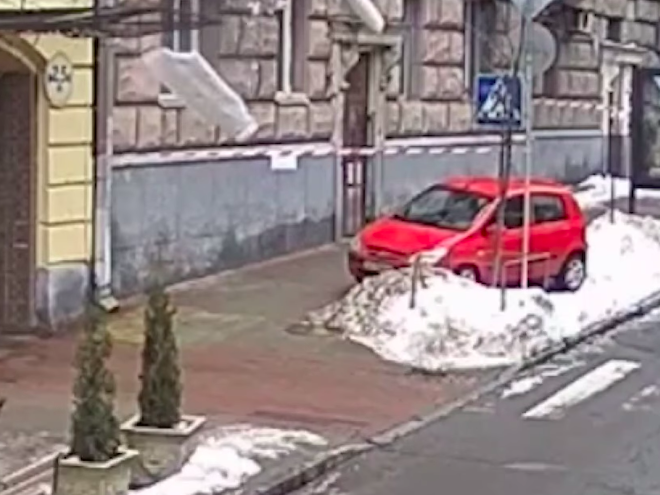 У Києві снігова брила розбила автомобіль. Водій припаркував його на тротуарі