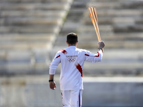 На эстафете Олимпийского огня в Японии зрителей просят аплодировать, а не кричать 