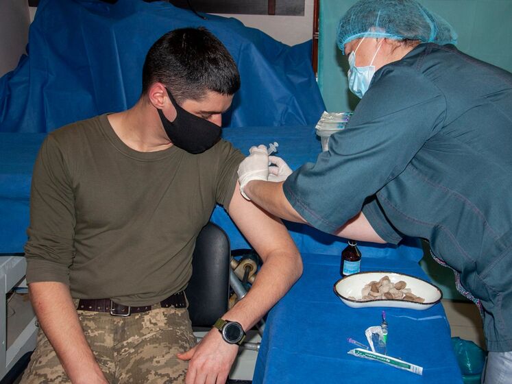 На Донбасі в зоні ООС розпочали вакцинувати проти коронавірусу військових