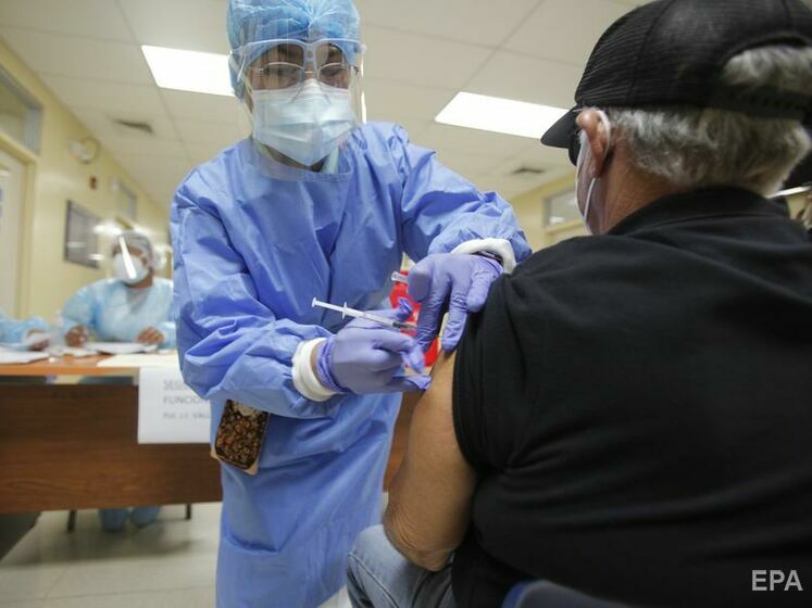 100 країн світу розпочали вакцинацію проти коронавірусу – дані Bloomberg