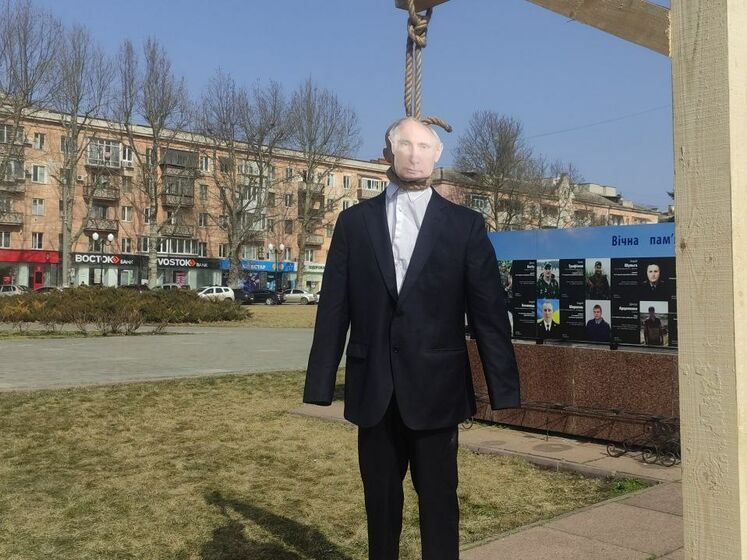 В Херсоне одного символического "Путина" повесили, второго – сожгли