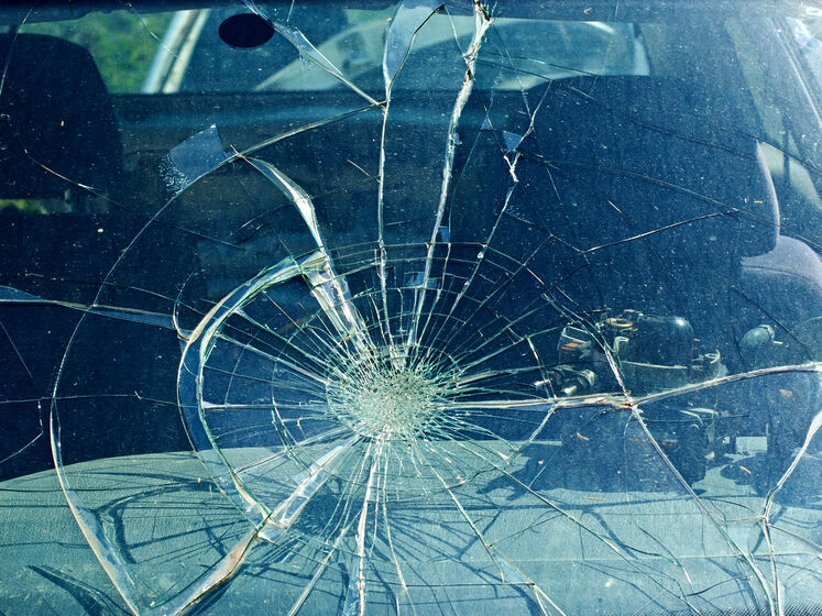 Во Львовской области пьяный водитель лопатой разбил автомобиль патрульной полиции. Видео