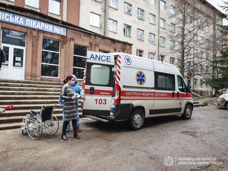 Унаслідок пожежі в лікарні Чернівців загинула одна людина, ще одна постраждала. Мер заявив, що вибуху кисневого балона не було