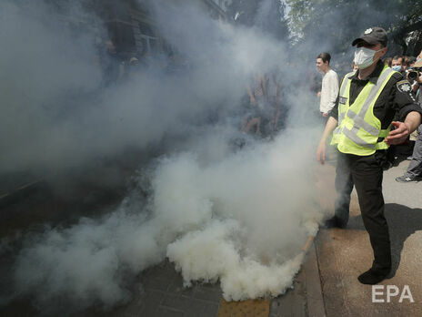 Учасники акції на підтримку Стерненка кидали в Офіс генпрокурора України фаєри і петарди. Поліція нікого не затримала