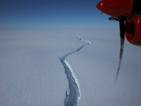 Товщина льодовика, що відколовся, 150 метрів