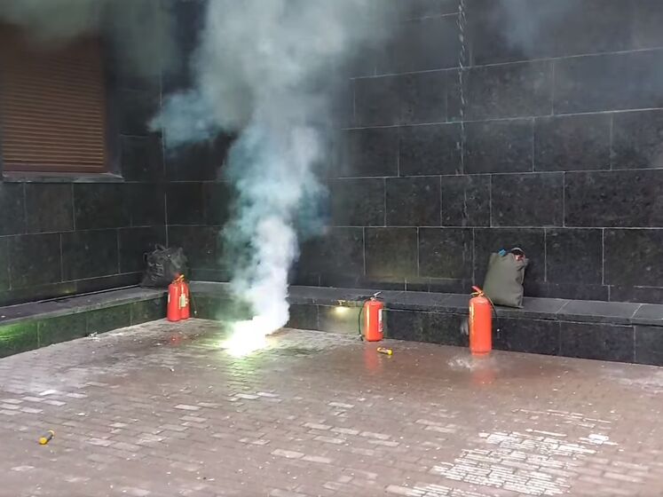 Прибічники Стерненка використовували фаєри біля Офісу генпрокурора. Відео