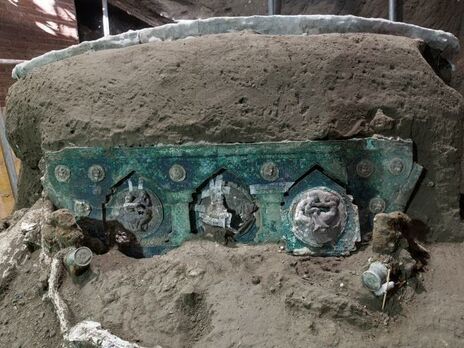 Археологи откопали в Помпеях колесницу с эротическими сценами. Ее могли использовать в свадебных ритуалах
