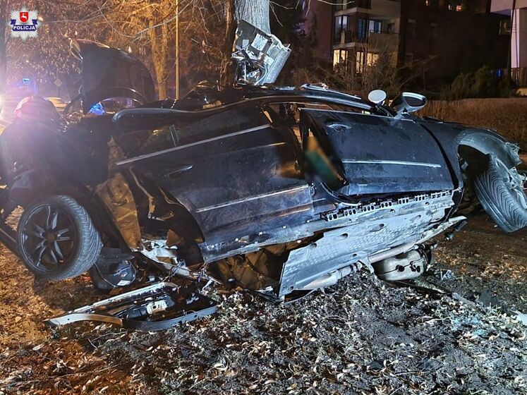 У Польщі українці загинули у ДТП. Їхній автомобіль врізався в дерево