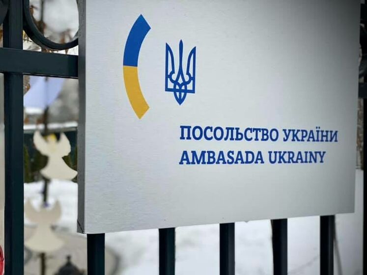 Двое украинских дипломатов пытались незаконно ввезти в Польшу валюту, золото и сигареты – Кулеба