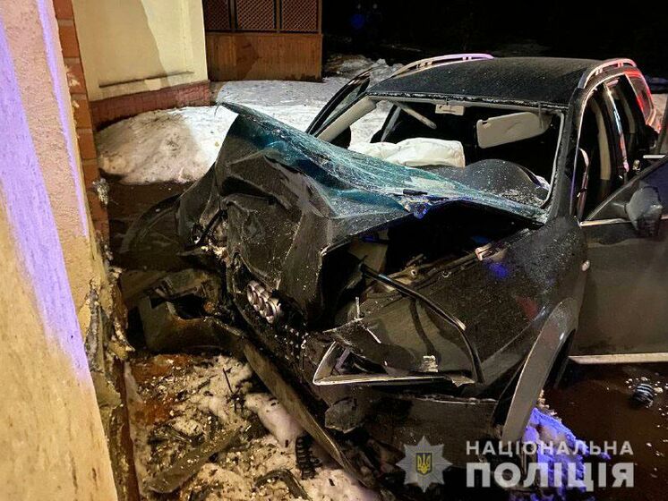 У Рівненській області п'яний водій в'їхав у паркан пансіонату, двоє людей загинули