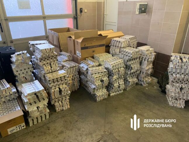 Отозванные из Польши украинские дипломаты везли в микроавтобусе золото, наличные и более 8 тыс. блоков сигарет – ГБР