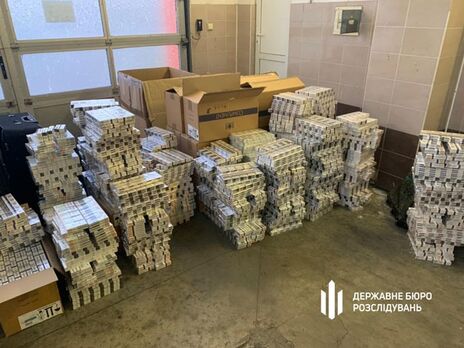 Кроме денег и золота, дипломаты везли более 8,8 тыс. блоков сигарет