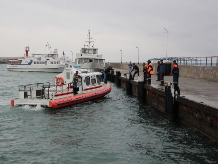 Спасатели нашли у берегов Ялты затонувший кран, по факту крушения судна возбудили дело