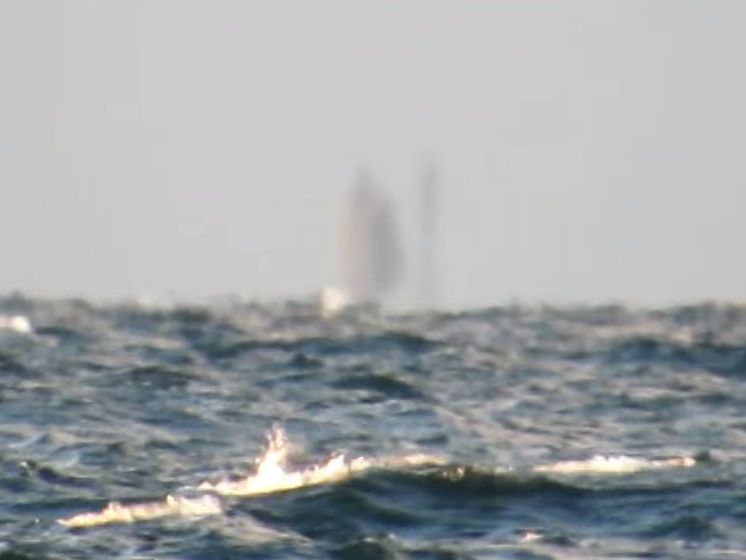 В США на Великих озерах увидели "корабль-призрак". Видео