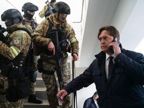 Сенниченко (праворуч на фото) тричі здавав зловмисників детективам