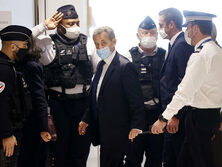 Саркози получил реальный срок, Зеленский ввел в действие решение о санкциях против Захарченко. Главное за день