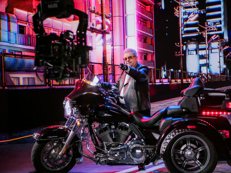 Поплавський у новому кліпі постав у рокерському образі – у косусі й на Harley-Davidson