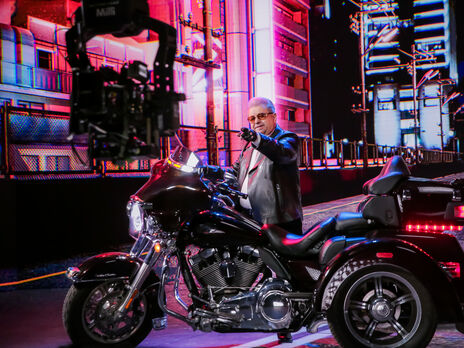 Поплавский в новом клипе предстал в рокерском образе – в косухе и на Harley-Davidson