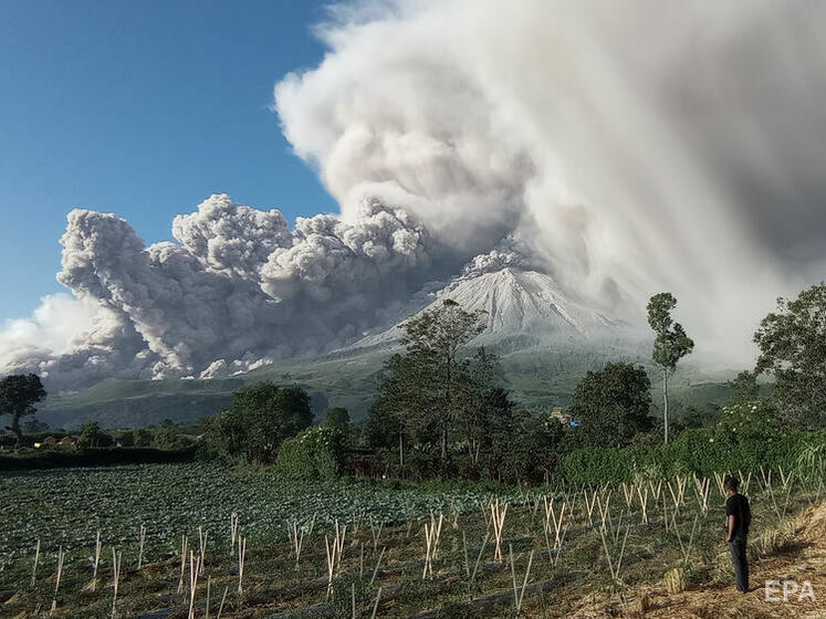 В Индонезии случилось извержение вулкана Синабунг. Видео