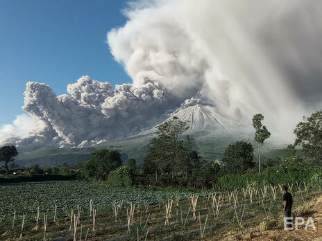 В Індонезії сталося виверження вулкана Сінабунг. Відео