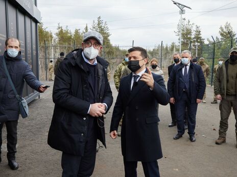 "Реальность, за которую стыдно". Зеленский и президент Евросовета Мишель посетили линию разграничения на Донбассе. Фоторепортаж