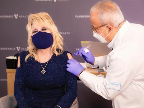 75-летняя Долли Партон сделала прививку от коронавируса. Видео