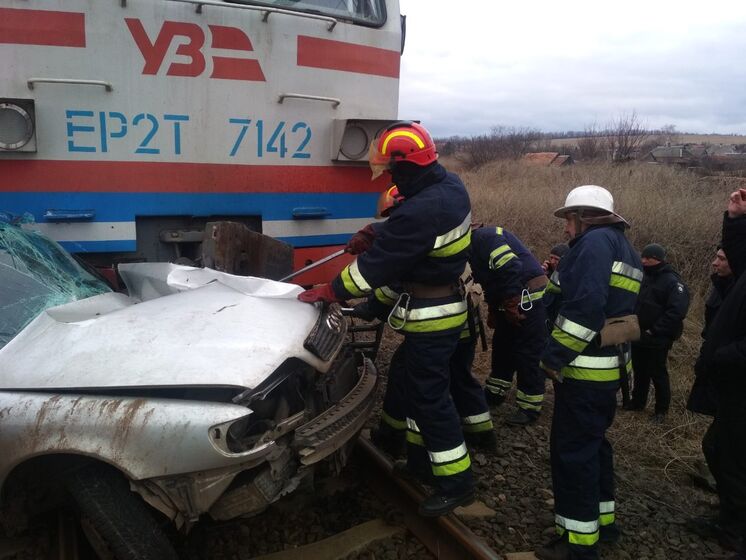В Донецкой области поезд врезался в автомобиль