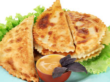 "Есть лучше, сложив пополам, чтобы не вытекал сок". Судья "МастерШеф" рассказал рецепт чебуреков