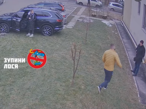 Вінничанин побив чоловіка, який зробив його дружині зауваження через паркування на газоні