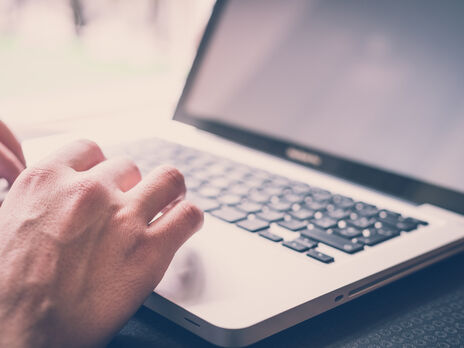 На вакцинацию от коронавируса в Украине онлайн записалось почти 128 тыс. человек