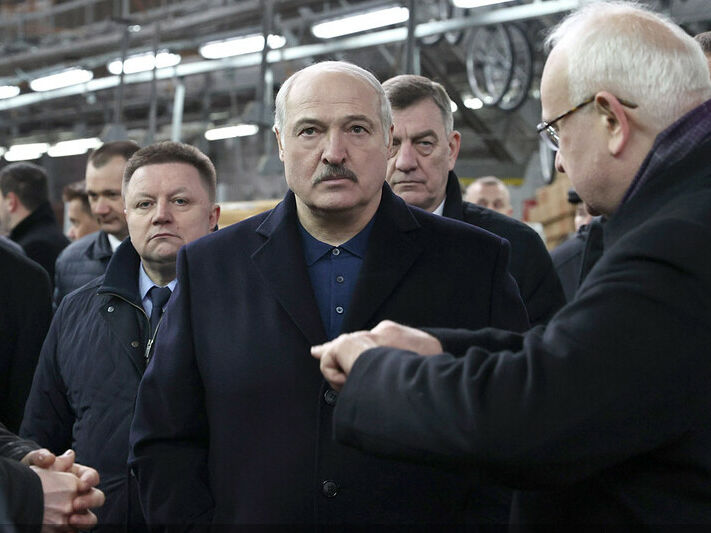 Лукашенко: Україна впала, усі пострадянські республіки розвалилися, а ось Білорусь іще тримається