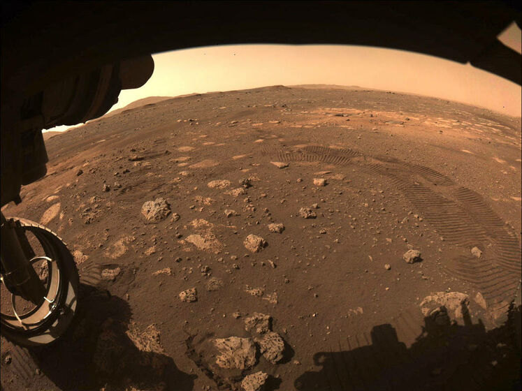 Ровер Perseverance впервые проехал по поверхности Марса