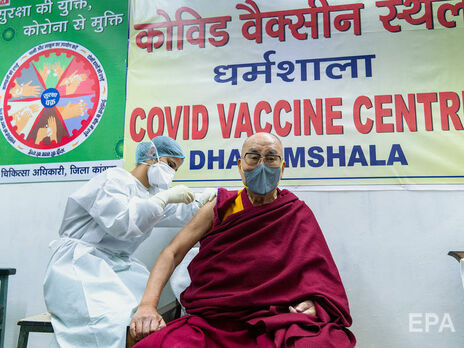 Сразу после укола далай-лама призвал людей проявить смелость и пройти вакцинацию