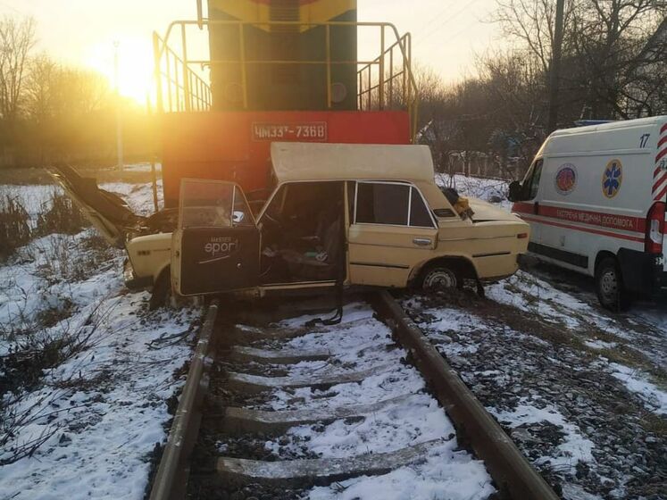 В Виннице автомобиль столкнулся с поездом