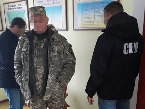 СБУ задержала двух военных, которые продавали право служить по контракту