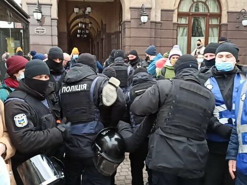 У Києві поліція затримувала противників Маршу жінок