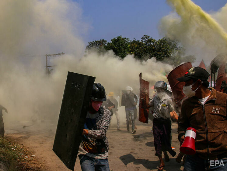 В Мьянме военные продолжают подавлять протесты, погибших уже более 50
