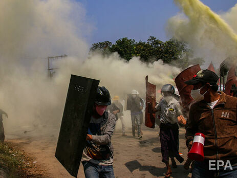 В Мьянме военные продолжают подавлять протесты, погибших уже более 50
