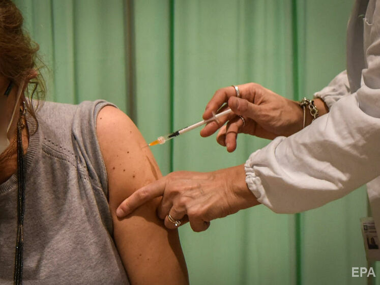 У США вакцинованим проти коронавірусу дозволили спілкуватися без дистанції і масок