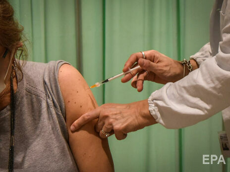 У США вакцинованим проти коронавірусу дозволили спілкуватися без дистанції і масок