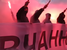 Сторонники Стерненко и Антоненко зажгли файеры у резиденции Зеленского. Видео