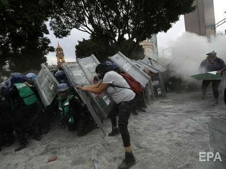 В Мексике произошли столкновения феминисток и полиции, есть пострадавшие. Фоторепортаж
