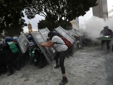 В Мексике произошли столкновения феминисток и полиции, есть пострадавшие. Фоторепортаж