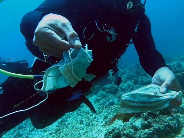 На Філіппінах дайвери знайшли риф, укритий медичними масками
