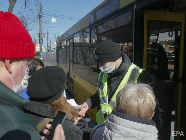 Кабмин Украины ограничил работу транспорта в "красной" зоне карантина