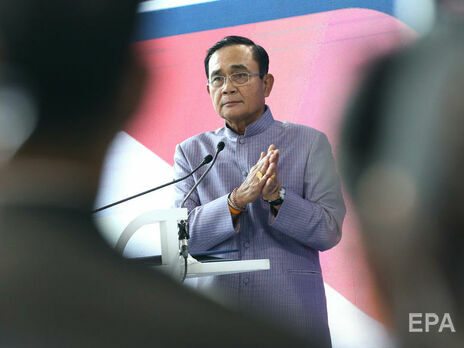 Премьер-министр Таиланда распылил антисептик на журналистов из-за неудобных вопросов. Видео