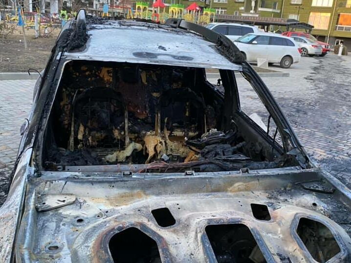 "З нами Бог і повне каско". Під Одесою спалили автомобіль сім'ї активістів