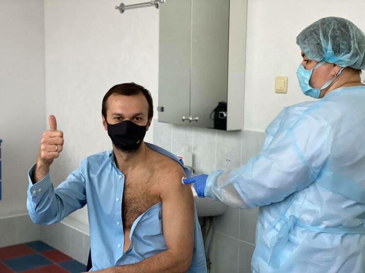 В Киеве открыли онлайн-запись на вакцинацию от COVID-19 для общественных деятелей