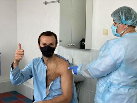 У Києві відкрили онлайн-запис на вакцинацію проти COVID-19 для громадських діячів