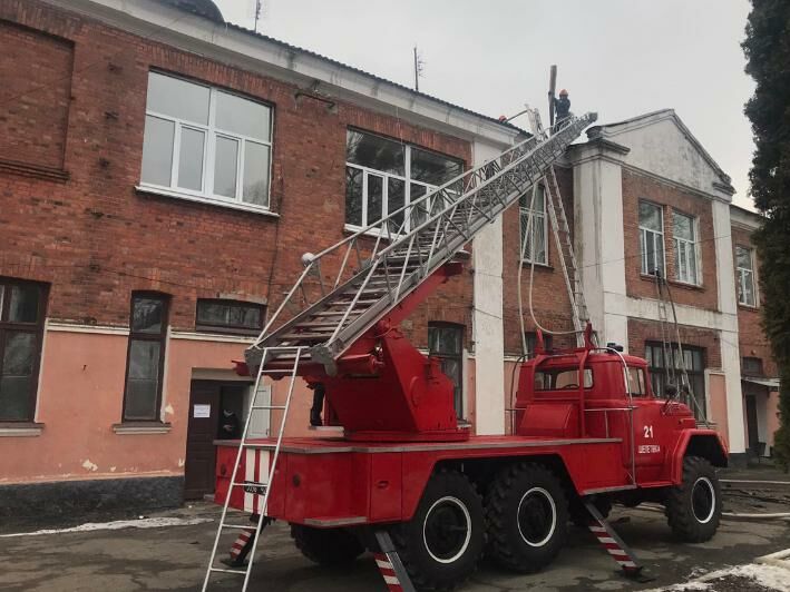 В больнице Хмельницкой области произошел пожар. Эвакуировали семь пациентов и 16 работников медучреждения